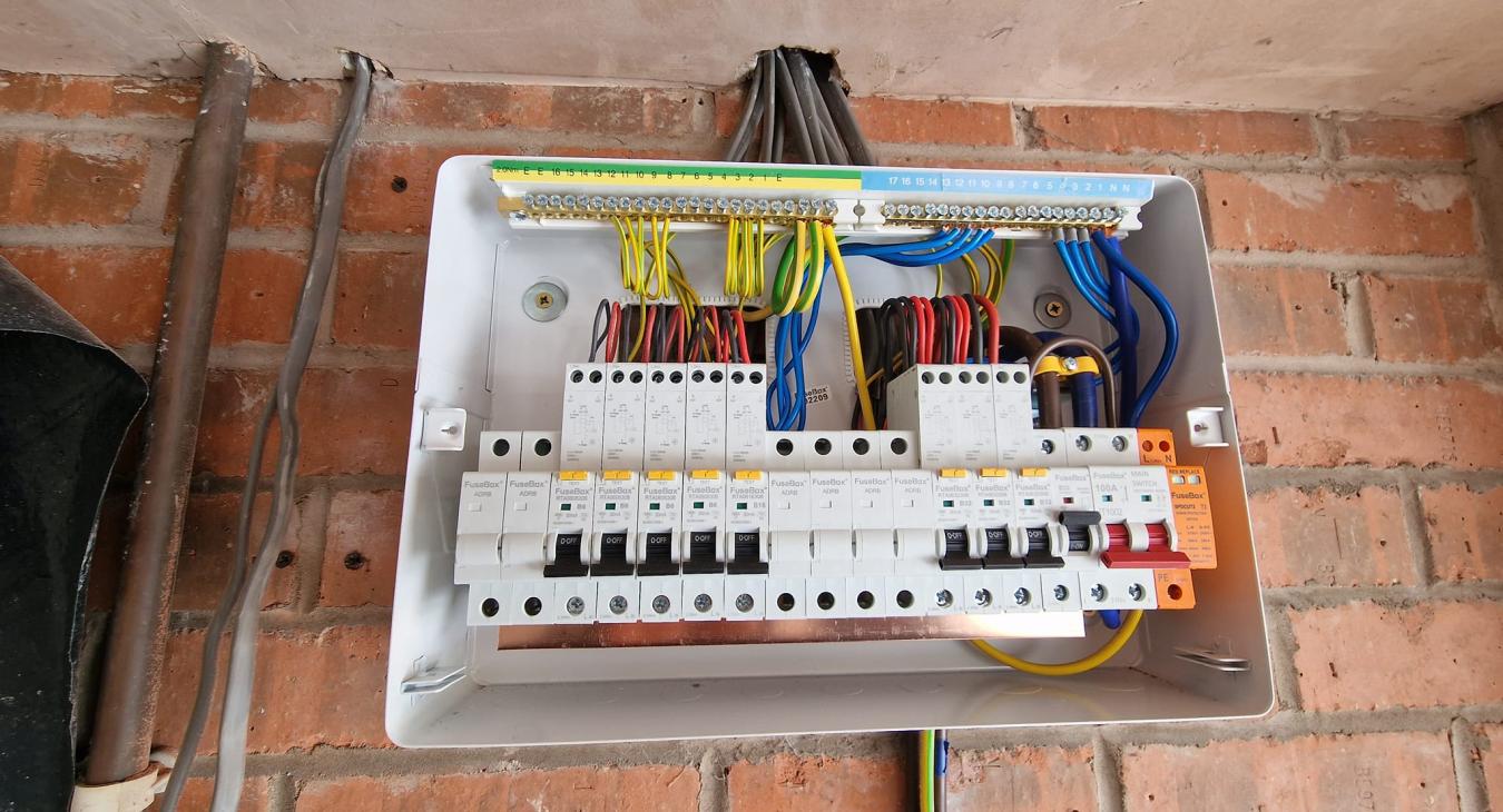 Consumer unit with RCBOs